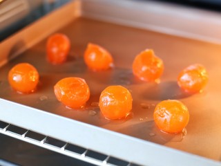 9、广式蛋黄莲蓉月饼,烤箱上下火180预热,把蛋黄放入中层烤约10分钟,取出晾凉备用