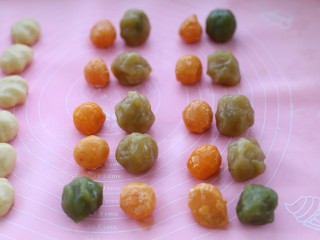 11、广式蛋黄莲蓉月饼,称馅料:一个蛋黄和莲蓉馅的重量是43克(我用了白莲蓉和翡翠莲蓉)