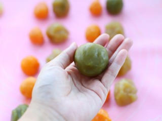 15、广式蛋黄莲蓉月饼,收口后搓圆备用