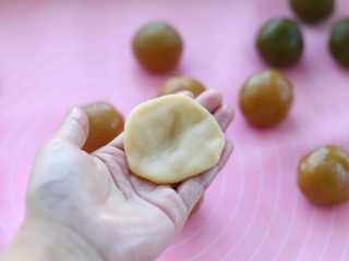 16、广式蛋黄莲蓉月饼,取一个面团揉圆压扁