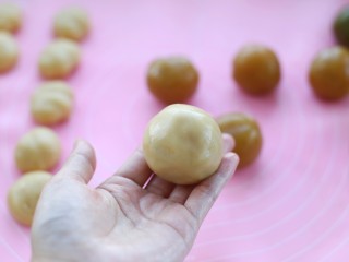18、广式蛋黄莲蓉月饼,搓圆后放到玉米淀粉中滚一下防粘