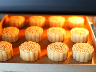22、广式蛋黄莲蓉月饼,烤箱提前上下火185度预热,将月饼放入中层烤7分钟左右