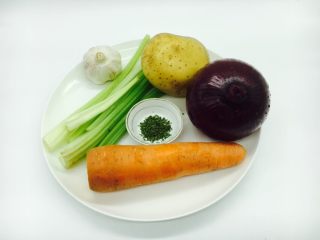 2、＃食二星座＃ 罐焖牛肉（34图详细步骤）,主要食材：土豆、胡萝卜、洋葱、芹菜