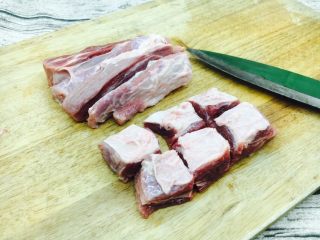 4、＃食二星座＃ 罐焖牛肉（34图详细步骤）,牛腩用凉水浸泡1个小时，洗干净，逆着牛肉纹理切成麻将大小的块。