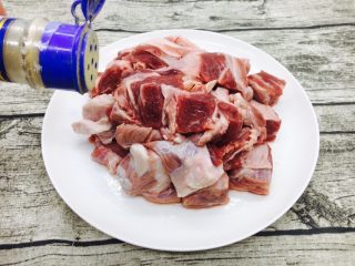 5、＃食二星座＃ 罐焖牛肉（34图详细步骤）,放少许白胡椒粉腌制15分钟