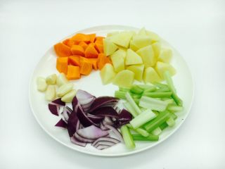6、＃食二星座＃ 罐焖牛肉（34图详细步骤）,腌制牛肉时间，把土豆切成滚刀块，胡萝卜切成滚刀块，芹菜切段，洋葱切片，蒜剥皮。