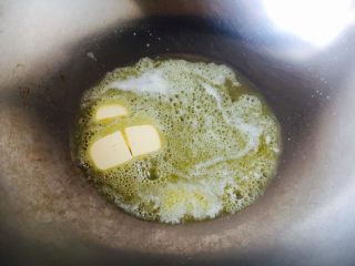 7、＃食二星座＃ 罐焖牛肉（34图详细步骤）,起锅，锅温热时放入黄油60g。