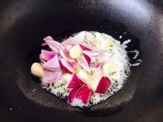 11、＃食二星座＃ 罐焖牛肉（34图详细步骤）,起锅，温锅，中火，锅里放入适量的黄油，放入蒜和洋葱，煸炒至洋葱微软发透明状。