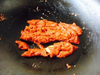 10、＃食二星座＃ 罐焖牛肉（34图详细步骤）,放入90g的番茄酱，把它们炒匀，盛出红面酱备用。