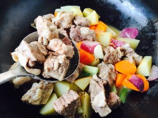 13、＃食二星座＃ 罐焖牛肉（34图详细步骤）,放入500g炖好的牛肉块，翻炒均匀。