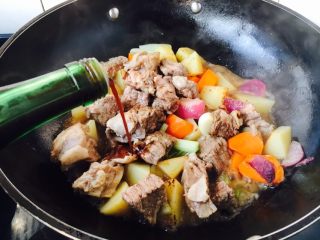 14、＃食二星座＃ 罐焖牛肉（34图详细步骤）,倒入4勺上海辣酱油