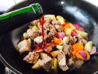 15、＃食二星座＃ 罐焖牛肉（34图详细步骤）,放入2勺红酒