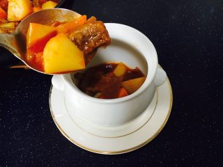 16、＃食二星座＃ 罐焖牛肉（34图详细步骤）,把炖好的牛肉土豆放入罐里