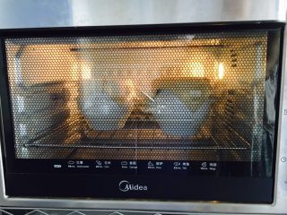 18、＃食二星座＃ 罐焖牛肉（34图详细步骤）,把罐焖牛肉放入烤箱中下层，上下加热管200度，烤20分钟。