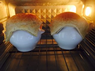 19、＃食二星座＃ 罐焖牛肉（34图详细步骤）,罐的顶部酥皮烤到金黄色时，酥皮的四周还没有烤熟。