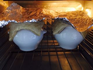 20、＃食二星座＃ 罐焖牛肉（34图详细步骤）,这时盖上锡纸以避免把罐焖牛肉顶部的酥皮烤糊。