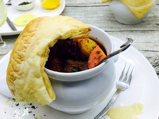 21、＃食二星座＃ 罐焖牛肉（34图详细步骤）,小心翼翼地揭开酥皮，露出了“庐山真面目”，这时，满屋飘香。