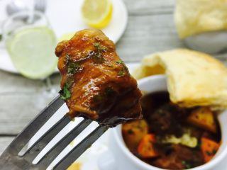 22、＃食二星座＃ 罐焖牛肉（34图详细步骤）,牛肉块经过煎、炖、焗、烤，肉质软烂，味道香浓醇厚，小宝宝们一定能多吃一小碗米饭哒！