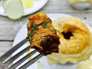 23、＃食二星座＃ 罐焖牛肉（34图详细步骤）,还有一个有趣的吃法，用叉子在酥皮上戳一个洞洞，从洞洞里“掏”肉肉吃哦。