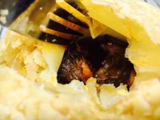 24、＃食二星座＃ 罐焖牛肉（34图详细步骤）,酥皮里有好吃的……
