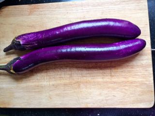 1、肉末茄子,茄子两条，洗干净，备用。