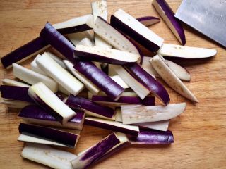 2、肉末茄子,切成大小均匀的小段。