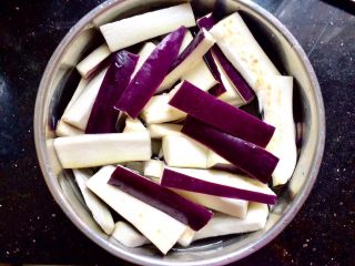 3、肉末茄子,切好泡盐水中，防止变色。