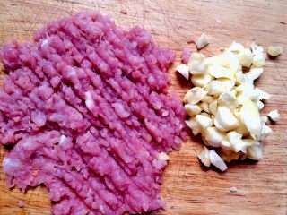 4、肉末茄子,剁好肉末，蒜末。