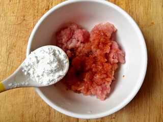 5、肉末茄子,肉末放半勺料酒，少许胡椒粉，1勺生粉腌制10分钟。