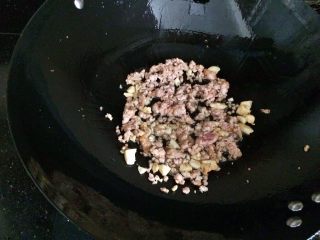 8、肉末茄子,锅内留少许油，蒜爆香，倒入肉末翻炒。