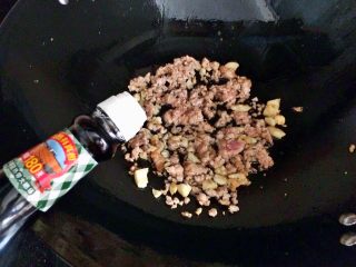 9、肉末茄子,加1勺生抽。