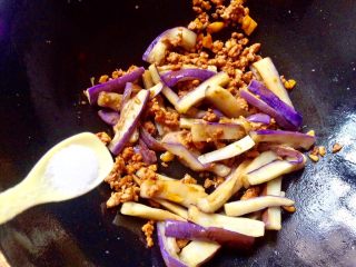 13、肉末茄子,加少许盐，翻炒均匀。(喜欢吃辣的口味，可以加适量辣椒油或豆瓣酱）