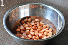 1、 酱汁花生,花生米提前用清水浸泡2小时以上，洗净备用；有时间、讲究的可以剥去红衣，不剥也没关系，营养更全面