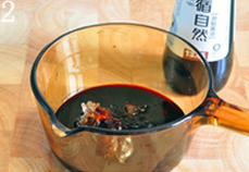 2、 酱汁花生,将冰糖、酱油、味达美和蚝油一起放进小锅