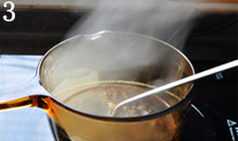 3、 酱汁花生,小火加热，边加热边搅拌至冰糖融化