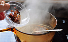 4、 酱汁花生,下入八角、桂皮和花椒，继续加热至出香味儿