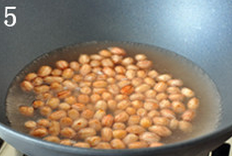 5、 酱汁花生,加热酱料的同时，另起一锅烧热开水，下入花生米焯烫片刻