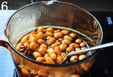 6、 酱汁花生,捞出花生米，趁热加入热酱汁中，边搅拌边煮4、5分钟或十几分钟