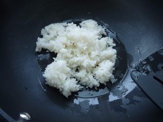 3、鱿鱼饭卷,放点山茶油在锅里，烧热，下米饭炒一下