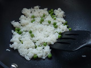 4、鱿鱼饭卷,下青豆与饭一起，小火炒2分钟