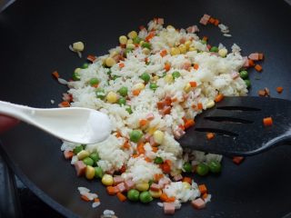 6、鱿鱼饭卷,炒2分钟左右，下小许的盐