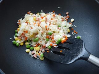 7、鱿鱼饭卷,拌炒均匀后，关火晾至常温