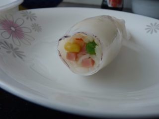 8、鱿鱼饭卷,取鱿鱼，把炒过的饭塞在里面，尽量放多点材料在里面