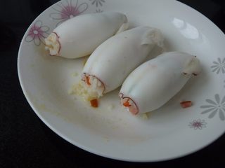 10、鱿鱼饭卷,取出蒸好的鱿鱼卷晾凉