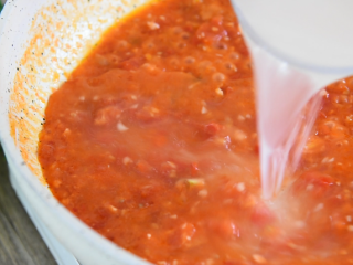 10、金针菇好吃又简单的做法，超级下饭哦！,倒入高汤、盐、老抽、胡椒粉，拔匀