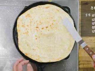 9、支竹羊腩煲&手抓饼,8.在将要出锅的饼面刷少量的油，出锅后用手抓几下装盘，完成。