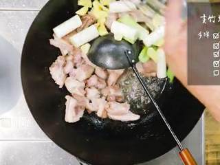 13、支竹羊腩煲&手抓饼,4.热锅倒油，依次将羊腩、葱姜倒入炒锅翻炒