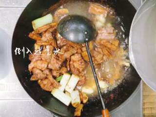 15、支竹羊腩煲&手抓饼,6.将腐竹和蒜倒入锅内，加适量水和老抽搅拌