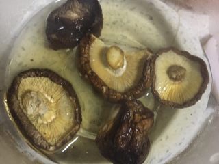 1、减肥小火锅,1️⃣ 干香菇先用热水泡开。