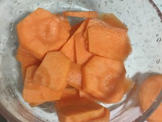 2、减肥小火锅,2️⃣ 胡萝卜洗净切片。
